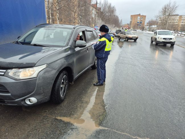Ухтинские автоинспекторы проверили 53 авто на пр-те Космонавтов